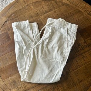 Women’s white ankle pants